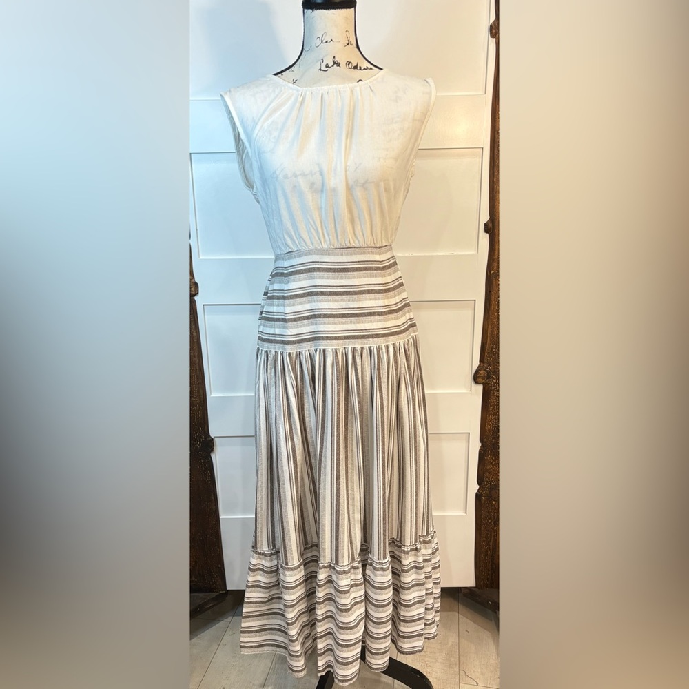 Blu Pepper Cream Textured Open Back Dress – Size M, Extra Button, Elegant Style